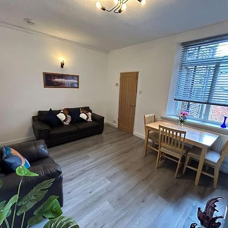 Spacious Homely 3 Bed Property Newcastle-under-Lyme Eksteriør billede