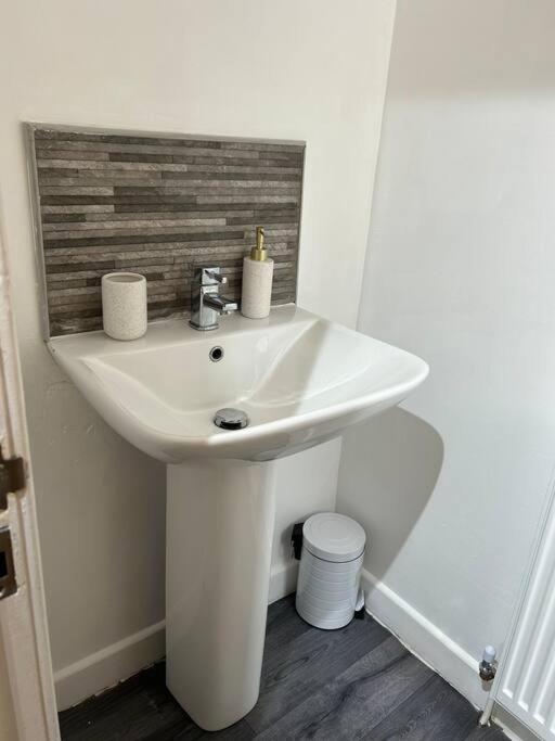 Spacious Homely 3 Bed Property Newcastle-under-Lyme Eksteriør billede