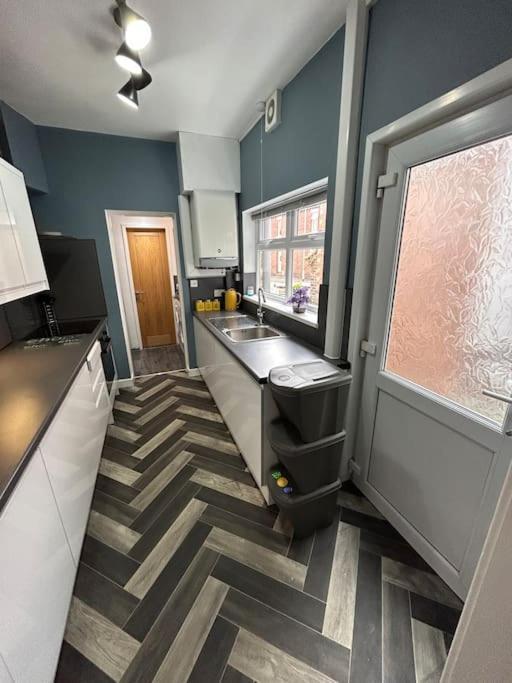 Spacious Homely 3 Bed Property Newcastle-under-Lyme Eksteriør billede