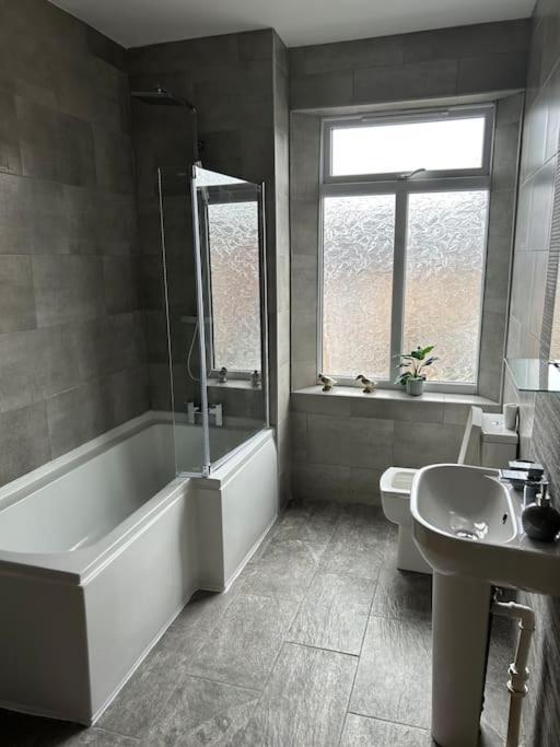 Spacious Homely 3 Bed Property Newcastle-under-Lyme Eksteriør billede
