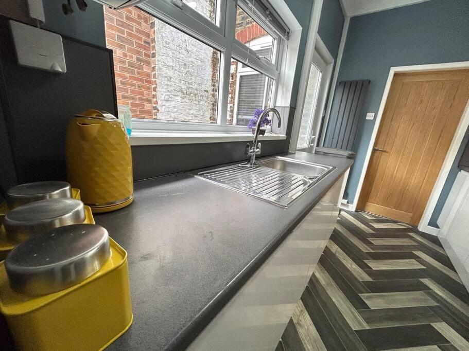 Spacious Homely 3 Bed Property Newcastle-under-Lyme Eksteriør billede
